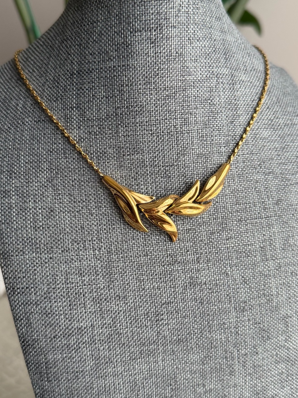 Authentic Vintage 1980s Monet Gold Tone Leaf Chevron Necklace